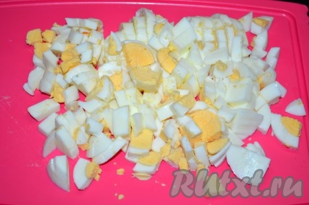 Вареные яйца нарезать кубиками.
