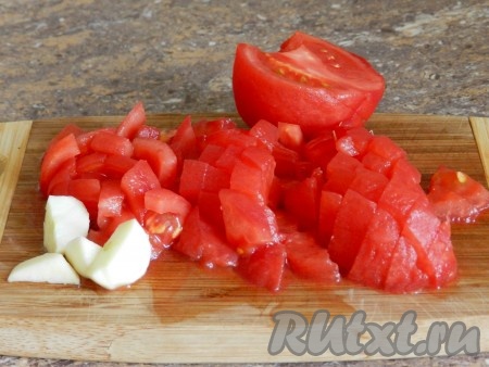 С помидоров снять кожицу и нарезать кубиками, очистить чеснок.