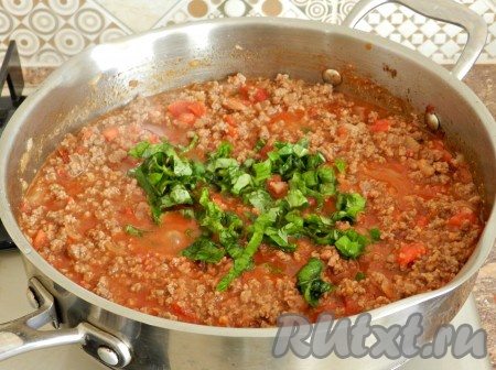 Добавить нарезанный базилик, перемешать, уменьшить огонь до минимального, готовить соус с фаршем под крышкой 20-25 минут.
