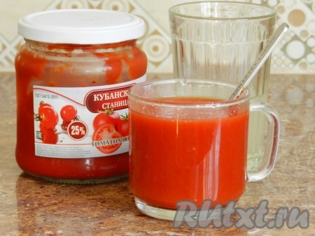 Томатную пасту развести половиной бульона.