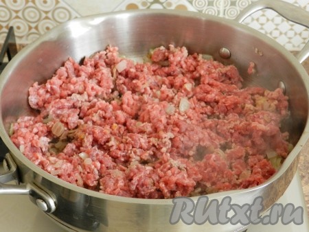 Выложить фарш в сковороду с луком.
