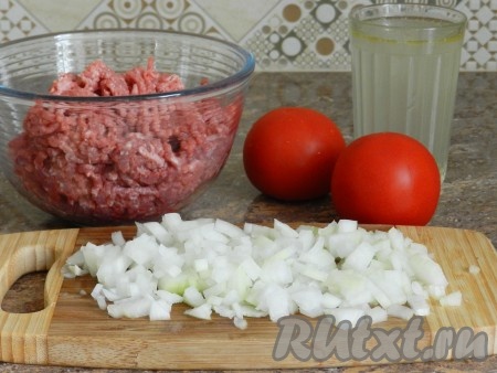 Лук очистить и нарезать кубиками.