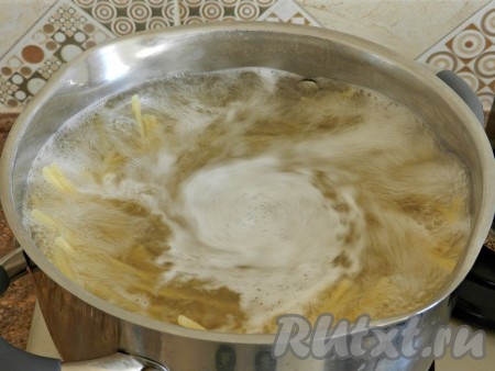 Макароны (спагетти или другие) отварить в кипящей подсоленной воде до готовности, в соответствии с инструкцией на упаковке. Воду слить.
