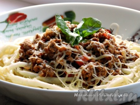 Выложить на тарелки спагетти, добавить соус с фаршем, присыпать сверху натертым сыром и сразу же подавать. Блюдо получается очень вкусным, попробуйте!
