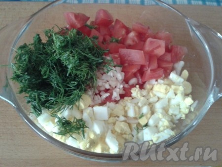 Для приготовления начинки яйца отварить и нарезать кубиками. Помидоры тоже нарезать кубиками. К помидорам добавить яйца, майонез, соль, измельченные чеснок и зелень укропа, хорошо перемешать.