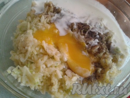 Кабачки вымыть, очистить от кожуры и натереть на терке. Картофель отварить в мундирах, очистить, остудить и натереть на терке. Смешать натёртые кабачки и картофель, добавить яйцо, соль, специи, кефир и муку.