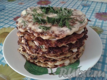 Верх торта смазать майонезом и украсить зеленью. Дать настояться 1 час в холодильнике. Аппетитный, вкусный тортик из кабачка и картофеля готов.