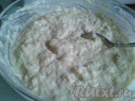 Смесь хорошо вымешать, если масса получилась слишком жидкой, добавить еще муки. Тесто для блинчиков должно получиться, как густая сметана.