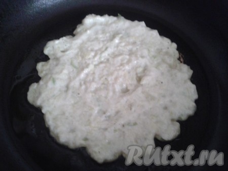 На сковороду с разогретым маслом ложкой выложить тесто, формируя с помощью ложки небольшой блинчик.