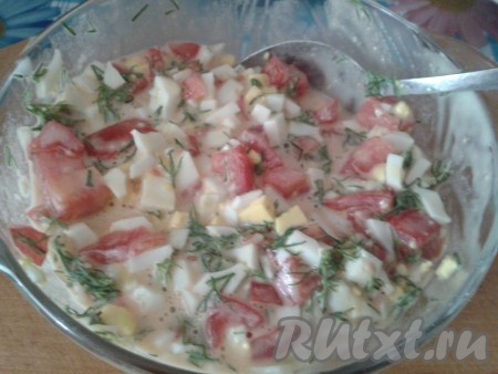 Для приготовления начинки яйца отварить и нарезать кубиками. Помидоры тоже нарезать кубиками. К помидорам добавить яйца, майонез, соль, измельченные чеснок и зелень укропа, хорошо перемешать.