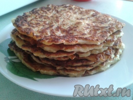 Жарить кабачково-картофельные блинчики с двух сторон до золотистой корочки. Готовые блинчики складывать на блюдо, чтобы они остыли.