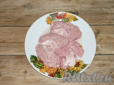 Снять с них пленку и удалить крупные кровяные прожилки.
