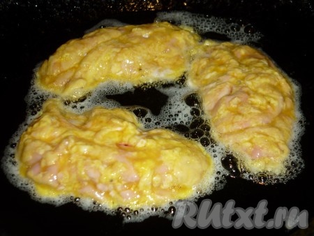 На сковороде разогреть растительное масло, выложить мозги.&nbsp;
