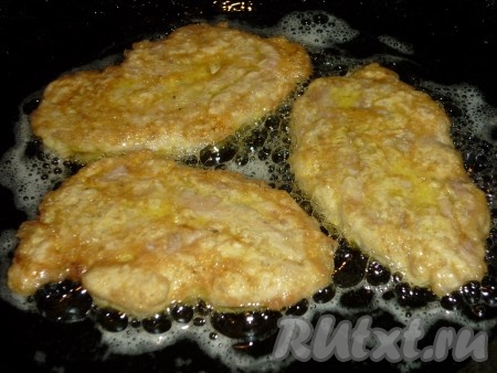 Жарить свиные мозги&nbsp;на среднем огне с двух сторон до золотистой корочки (примерно по 3 минуты с каждой стороны). Затем выложить на бумажное полотенце, чтобы убрать излишки масла.
