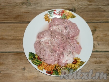 Разрезать мозги на небольшие кусочки, посолить и поперчить по вкусу, сбрызнуть лимонным соком.&nbsp;
