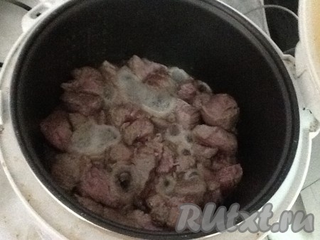 Затем разогреваем масло на сковороде (я готовила в мультиварке на режиме "Жарка" 20 минут), выкладываем мясо и обжариваем его без соли на среднем огне 20 минут, иногда помешивая.
