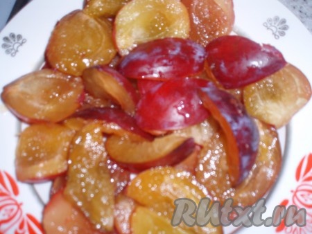 Сливу вымыть, удалить из нее косточки.
