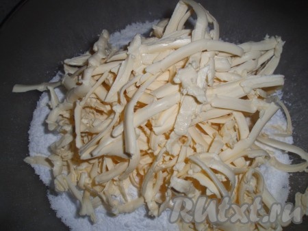 Муку, сахар,&nbsp;разрыхлитель просеять. Добавить натертое на терке сливочное масло или маргарин.