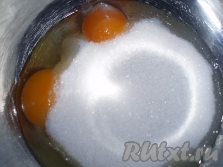 Для приготовления заливки взбить яйца с сахаром.
