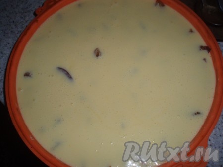 На тесто выложить сливы, сверху покрыть сметанной заливкой.
