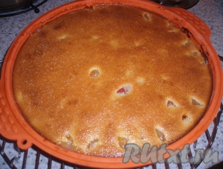 Подготовленный пирог со сливами поставить в нагретую до 180 градусов духовку и печь 40-45 минут. Заливка должна схватиться.
