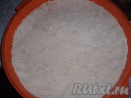 Крошку выложить в форму для выпечки. Слегка утрамбовать.&nbsp;
