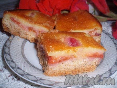 Рассыпчатый пирог со сливой в заливке