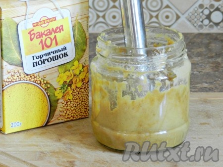 Добавить в яблочное пюре горчичный порошок и снова хорошо перемешать, лучше при помощи блендера.

