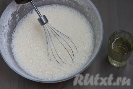 Затем начните постепенно добавлять муку, постоянно помешивая, чтобы не дать образоваться комочкам.
