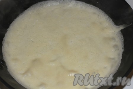 Разогрейте сковороду и смажьте растительным маслом.
