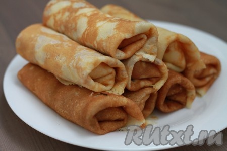 Нежные, вкусные, тоненькие блинчики с творогом и сгущенкой готовы.
