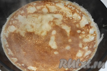 Выпекайте блинчики на тонкой сковороде с двух сторон до золотистого цвета, периодически смазывая дно сковороды растительным маслом.
