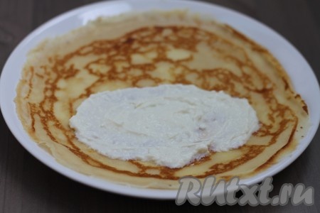 Для приготовления начинки смешайте творог, творожный сырок, сгущенное молоко, соль и сметану. Выложите творожную начинку на блин и заверните трубочкой.
