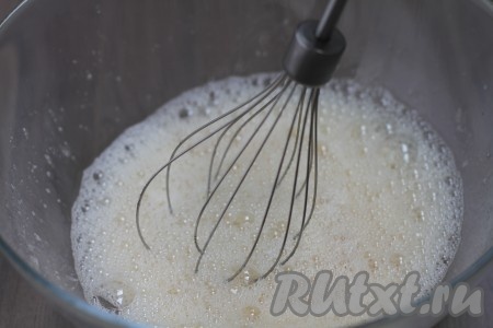 Тщательно взбейте яйца с солью и сахаром до образования пены.&nbsp;
