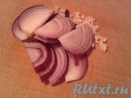 Лук нарезать соломкой, чеснок измельчить. Перец откинуть на дуршлаг, дать стечь воде. Затем выложить перец обратно в тарелку.
