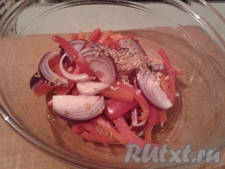 Добавить к перцу чеснок с луком, полить все горячим подсолнечным маслом со сковороды с кунжутом.
