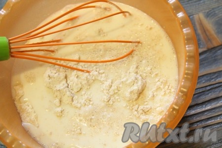 Далее влить молоко.