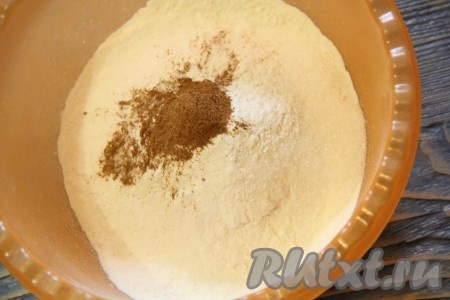 В глубокой миске соединить сахар, разрыхлитель, корицу, соль и муку (муку лучше просеять).&nbsp;
