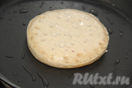 Жарить панкейки на небольшом огне. Как только на поверхности теста начнут появляться пузырьки, аккуратно убрать бортик.&nbsp;
