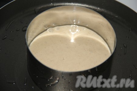 Сковороду смазать маслом с помощью кисти. Можно выкладывать тесто, как обычно, половником на сковороду, формируя ложкой круглый блинчик. Я же предлагаю приготовить идеально ровные панкейки, выкладывая их в металлический бортик. Металический бортик смазать маслом. Поставить бортик в сковороду и влить 1/2 половника теста.
