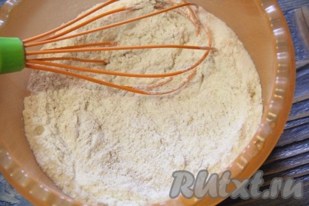  Слегка перемешать мучную смесь.