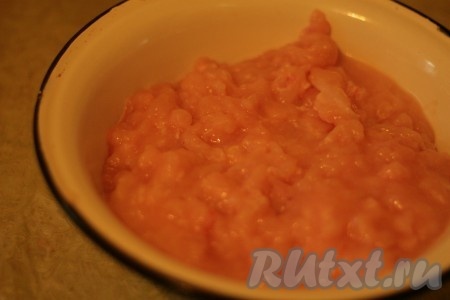Куриное филе пропустить через мясорубку. 
