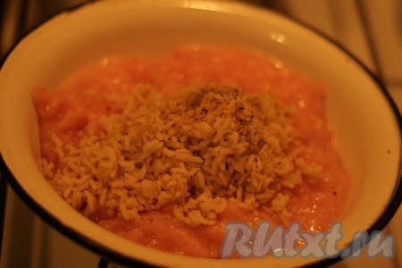 Фарш смешать с рисом, солью и перцем.