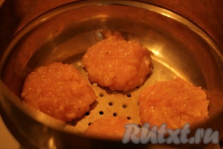 Сформировать куриные котлеты, выложить в пароварку (у меня кастрюля-пароварка), накрыть крышкой и готовить на пару 15-20 минут.
