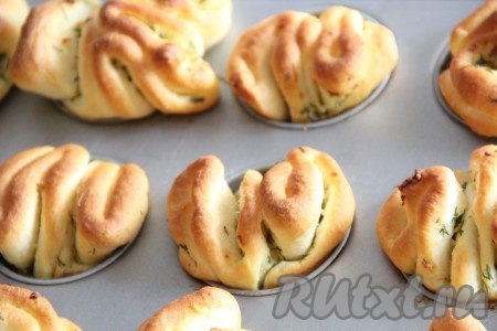 Выпекать булочки с чесночным маслом в разогретой до 200 градусов духовке минут 15-20. Булочки увеличатся в объёме и станут красивого золотистого цвета.