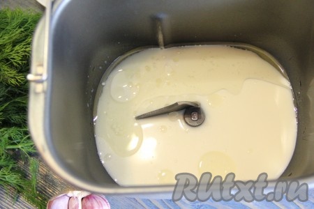 Я замес теста делала с помощью хлебопечки, но можно тесто замесить и вручную. Молоко подогреть до 38-40 градусов. Если вы будете замешивать тесто в хлебопечке, тогда нужно в ведёрко хлебопечки влить тёплое молоко, добавить растительное масло и сахар.