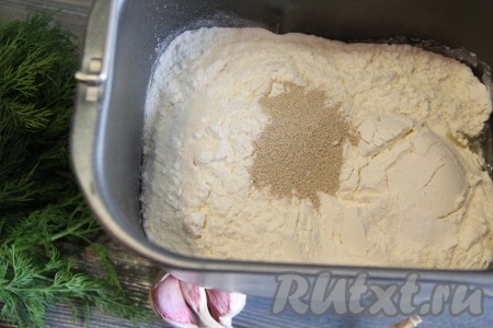 Затем всыпать просеянную муку, соль и дрожжи. Выставить режим "Замес теста". В моей хлебопечке замес теста длится 1,5 часа.