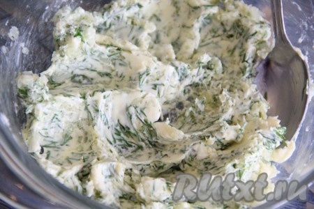 Добавить зелень в смесь масла и чеснока, тщательно перемешать и чесночное масло готово, оно и станет начинкой для булочек.