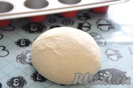 Тесто, поднявшееся в хлебопечке или в тёплом месте, хорошо обмять и дать отдохнуть на столе под полотенцем ещё в течение 20 минут.&nbsp;