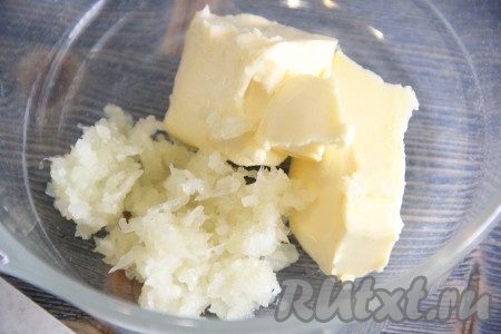 Для приготовления начинки нужно, чтобы сливочное масло было комнатной температуры, поэтому его нужно будет заранее достать из холодильника. В миску выложить сливочное масло комнатной температуры, добавить пропущенный через пресс чеснок, хорошо перемешать.